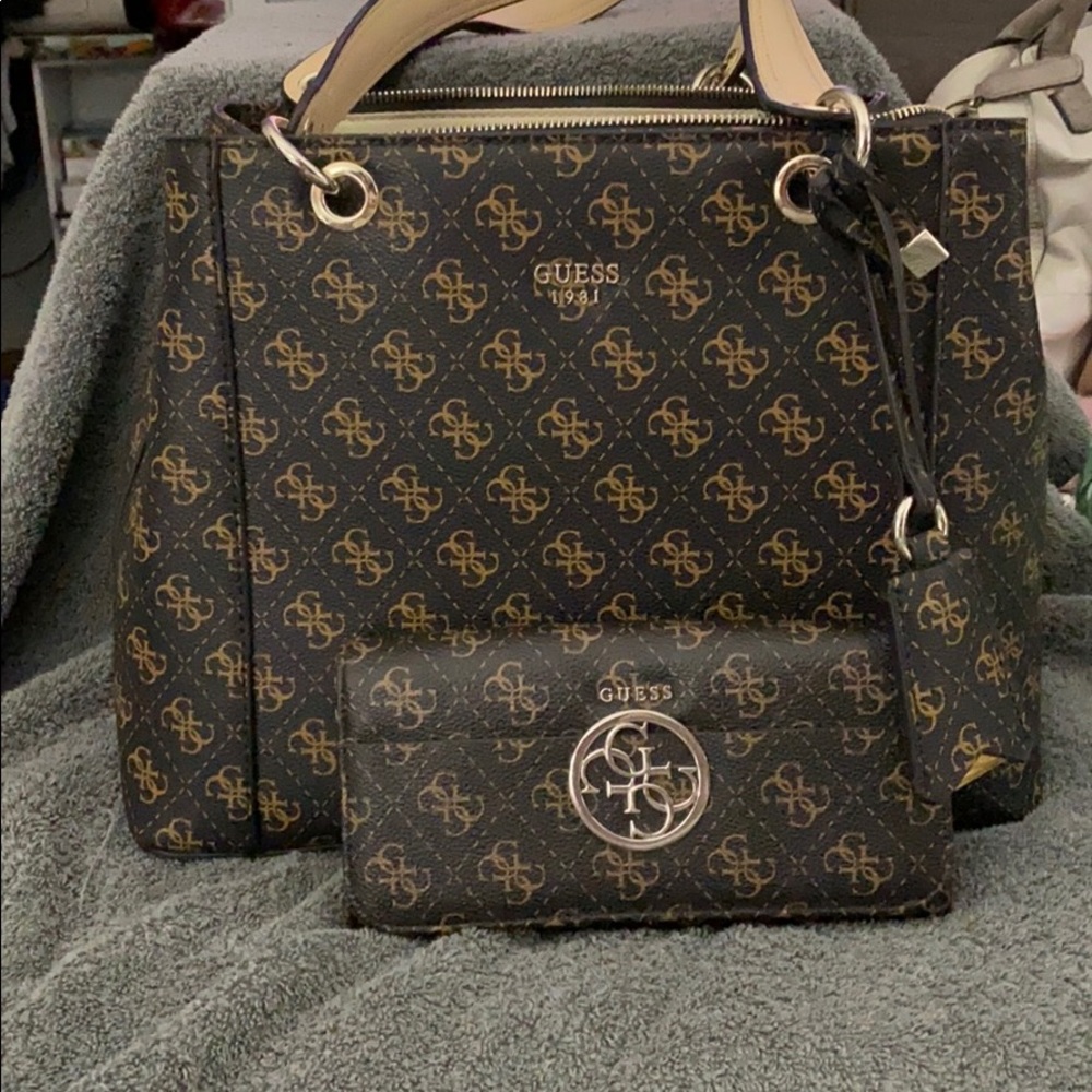 Guess purse with matching wallet